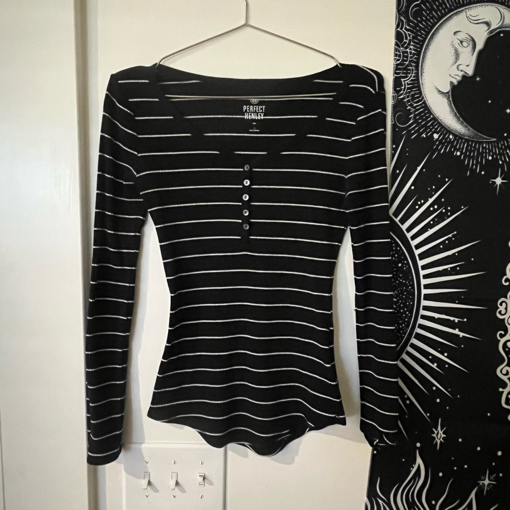 VINTAGE BLACK AND WHITE FORM FITTING LONG SLEEVE